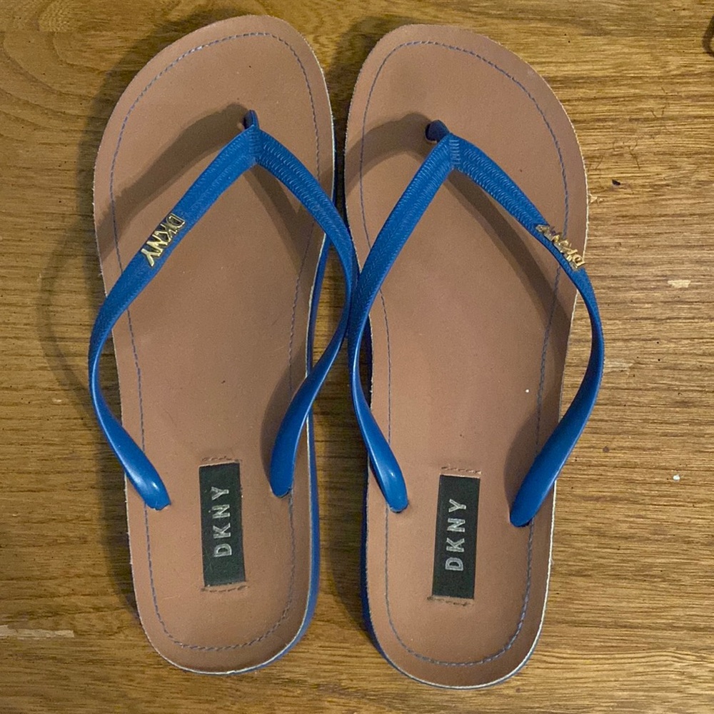 DKNY super cute flip flops Navy